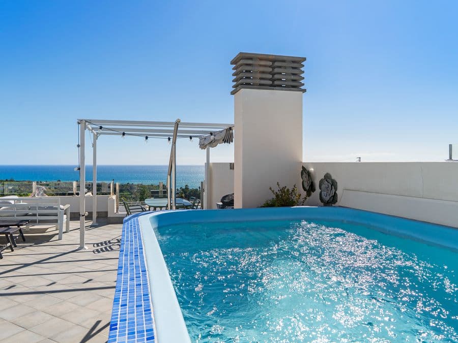 Chalet adosado con piscina privada y vistas al mar en Nerja