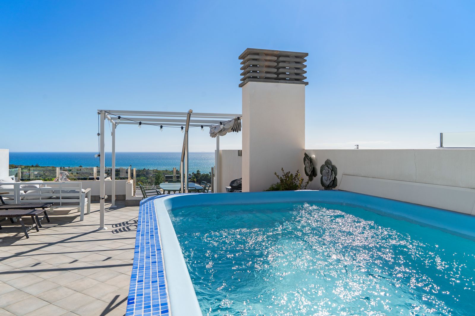 Chalet adosado con piscina privada y vistas al mar en Nerja